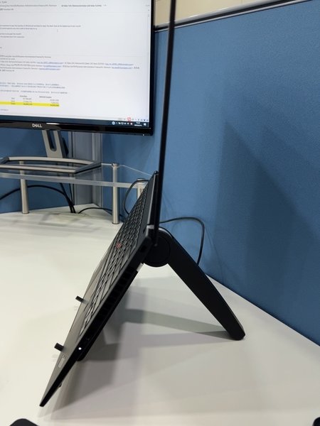 Giá đỡ điện thoại kiêm máy tính bảng và laptop trên bàn