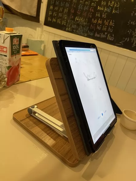 Giá đỡ tablet cỡ lớn trên bàn làm việc
