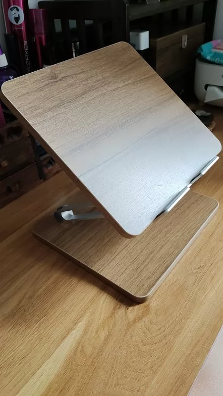 Giá đỡ tablet cỡ lớn trên bàn làm việc