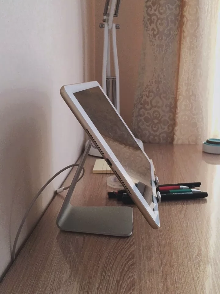 Giá đỡ điện thoại kiêm đỡ máy tính bảng trên bàn làm việc