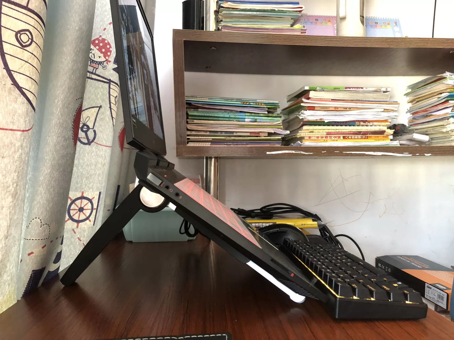 Giá đỡ điện thoại kiêm máy tính bảng và laptop trên bàn