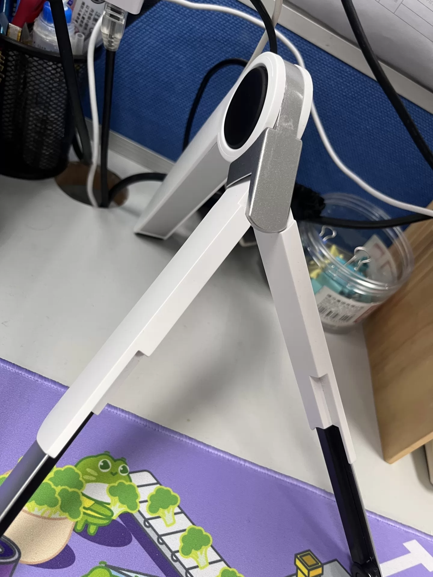 Giá đỡ điện thoại kiêm máy tính bảng và laptop trên bàn